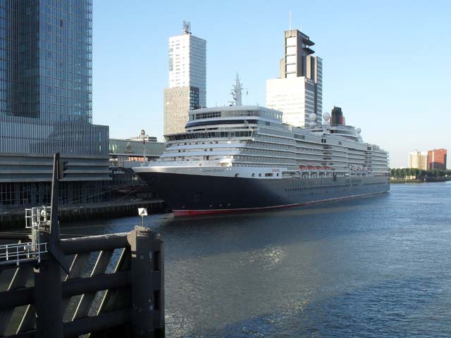 Cruiseschip ms Queen Elizabeth van Cunard Line aan de Cruise Terminal Rotterdam